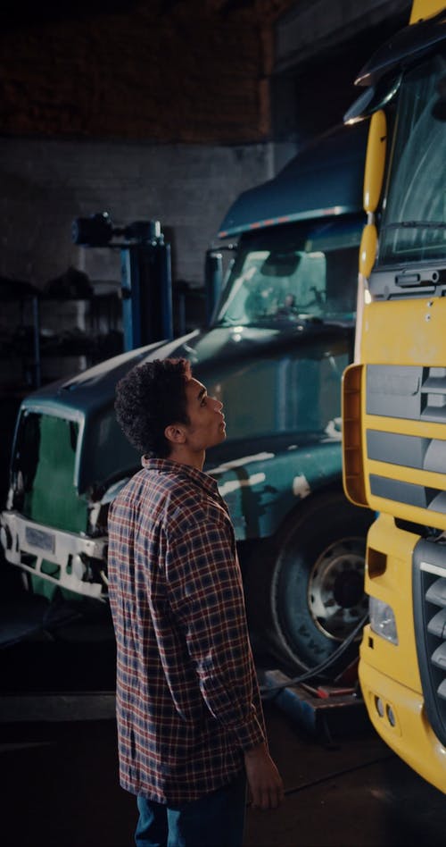 有关交通系统, 人, 卡车的免费素材视频