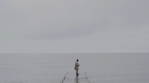 有关下雨, 人, 大衣的免费素材视频