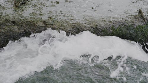 有关岩石形成, 海水泡沫, 泼洒的免费素材视频