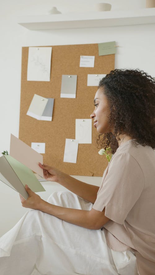 有关＃室内, 侧面图, 坐的免费素材视频