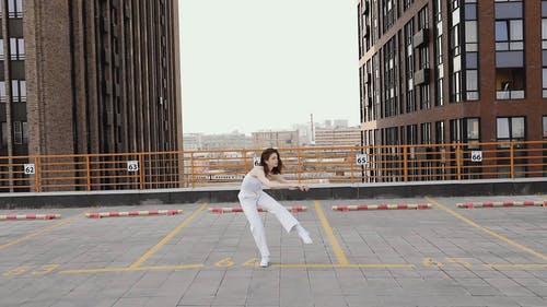 有关停车场, 女人, 建筑的免费素材视频