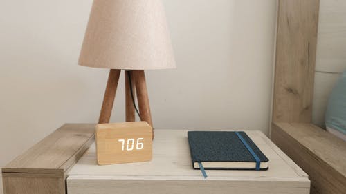 有关手, 手帐, 木制闹钟的免费素材视频