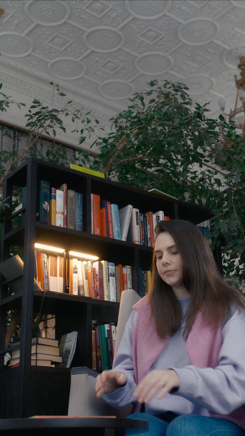 有关上网, 低角度拍摄, 图书的免费素材视频