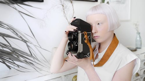 有关严肃, 在家, 女人的免费素材视频