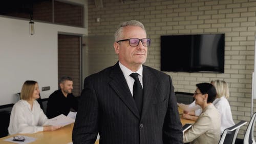 有关雇员, 向上丢, 室内的免费素材视频