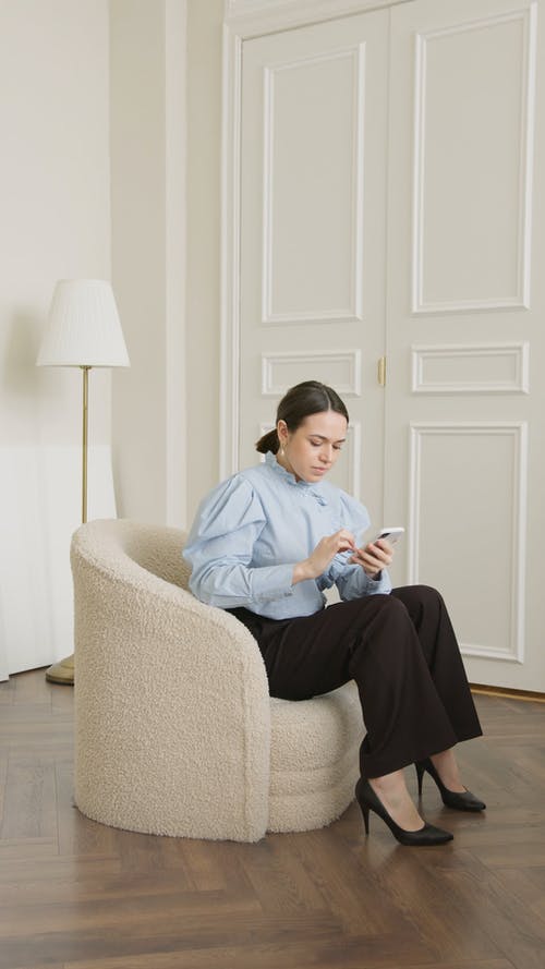 有关3C用品, 上班服, 坐的免费素材视频