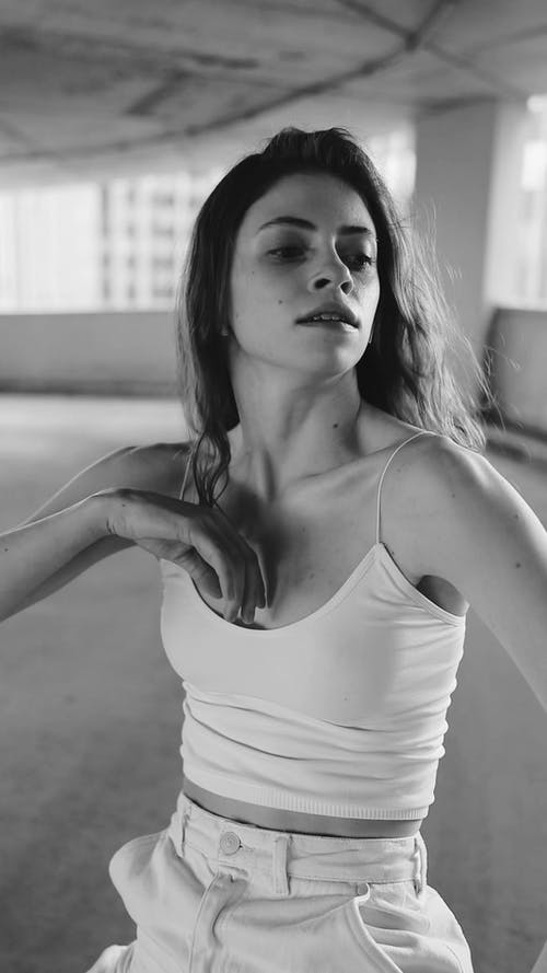 有关停车场, 垂直视频, 女人的免费素材视频