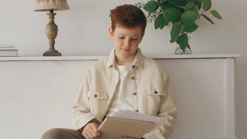 有关儿童, 图书, 坐的免费素材视频