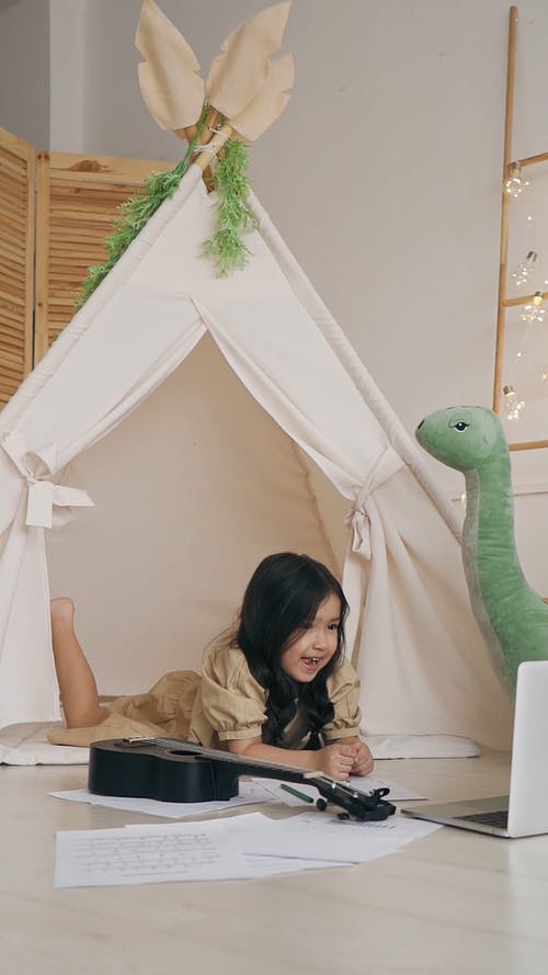 有关儿童, 四弦琴, 在地上的免费素材视频