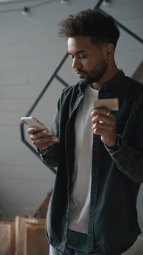 有关人, 在线支付, 垂直视频的免费素材视频