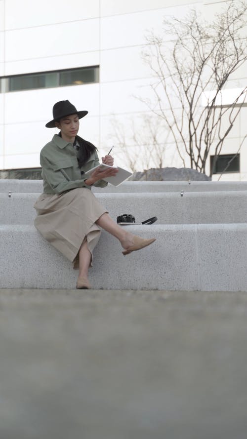 有关垂直视频, 女人, 写作的免费素材视频