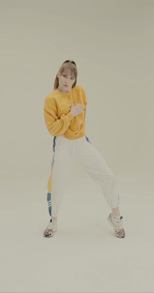 有关垂直视频, 女人, 室内的免费素材视频