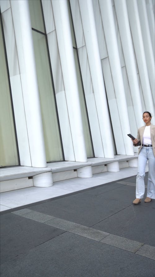 有关@户外, 一边走, 上班服的免费素材视频