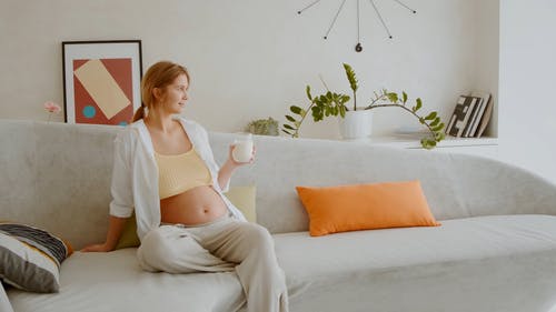 有关一杯牛奶, 坐, 孕妇的免费素材视频