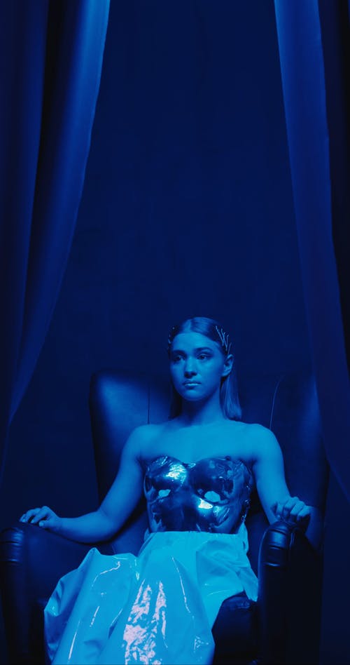 有关坐, 垂直视频, 女人的免费素材视频