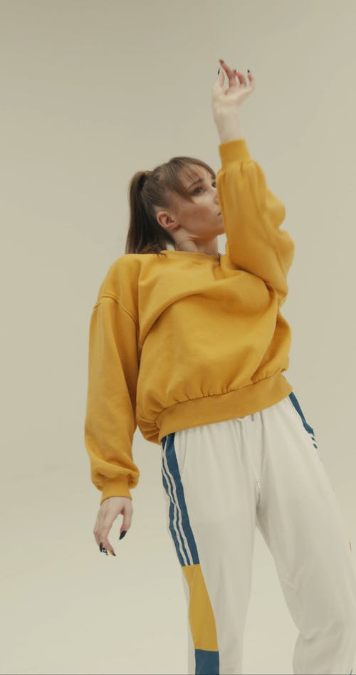 有关垂直视频, 女人, 工作室的免费素材视频