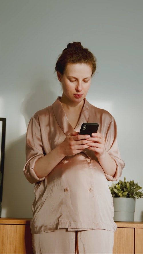 有关儿童,垂直视频,女人的免费素材视频