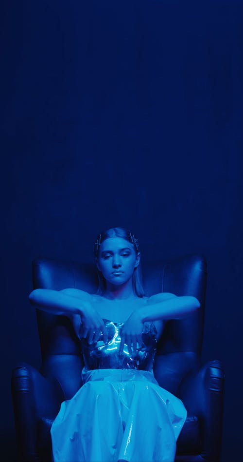 有关坐, 垂直视频, 女人的免费素材视频