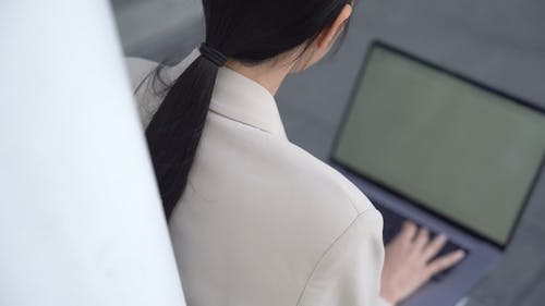 有关咖啡色头发的女人, 商业, 坐的免费素材视频