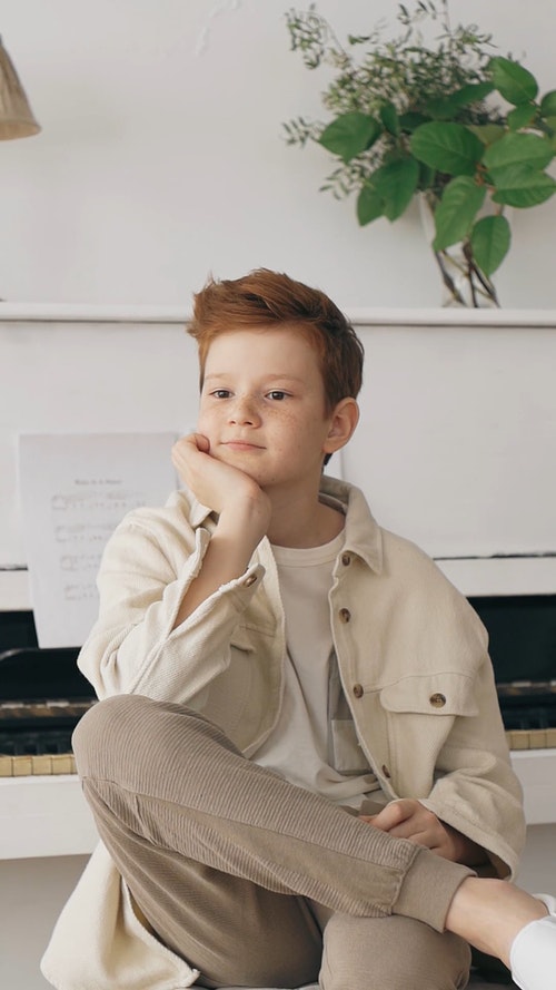 有关儿童,在家,坐的免费素材视频