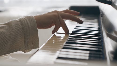 有关侧面图, 弹钢琴, 手的免费素材视频
