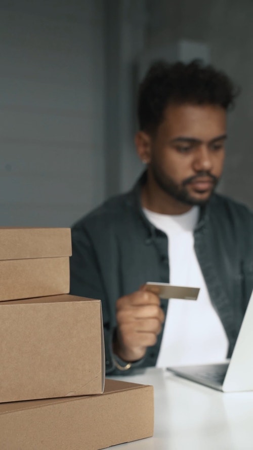 有关人,信用卡,垂直视频的免费素材视频