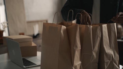 有关室内, 拆包, 毛线衣的免费素材视频