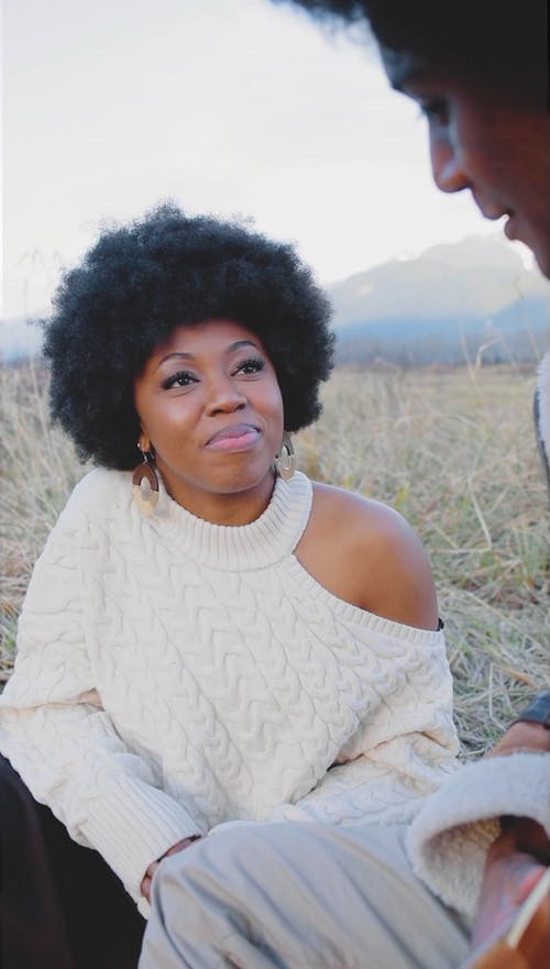 有关一起, 坐, 垂直视频的免费素材视频