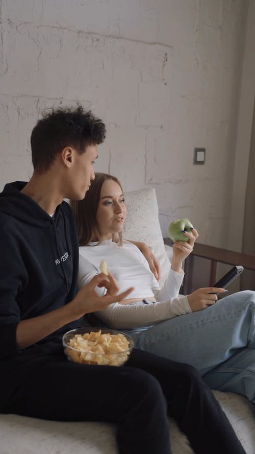 有关Throw Pillows, 一对, 人的免费素材视频