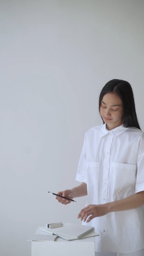 有关垂直视频, 女人, 室内的免费素材视频