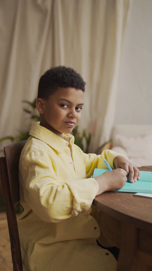 有关儿童, 垂直视频, 学习的免费素材视频