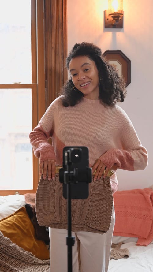 有关垂直视频, 女人, 家的免费素材视频