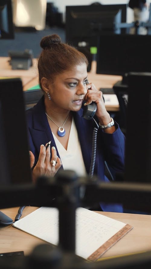 有关垂直视频, 女人, 写作的免费素材视频