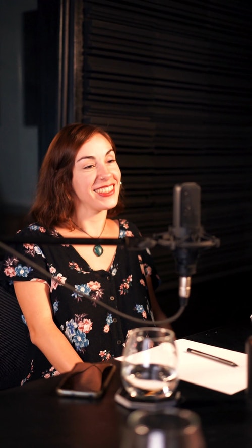 有关坐,垂直视频,女人的免费素材视频