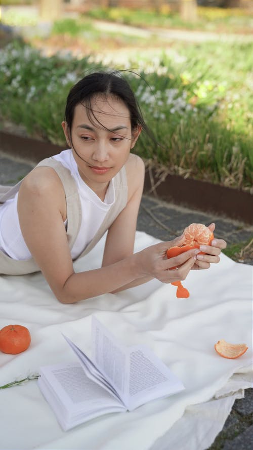 有关人, 去皮, 垂直视频的免费素材视频