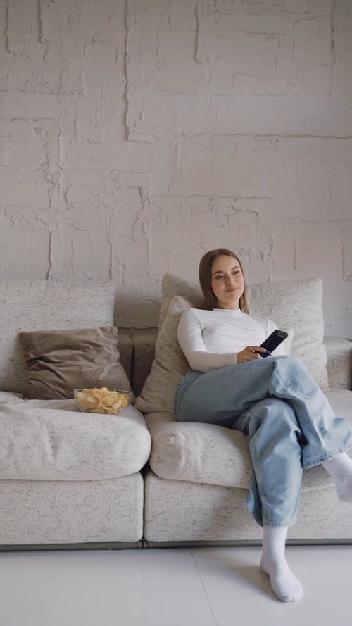 有关Throw Pillows, 一对, 人的免费素材视频