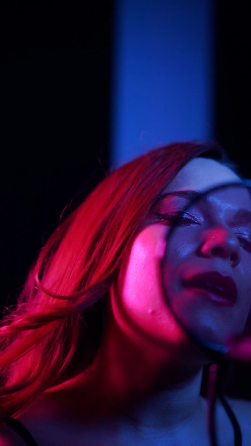 有关唱歌,垂直视频,女人的免费素材视频