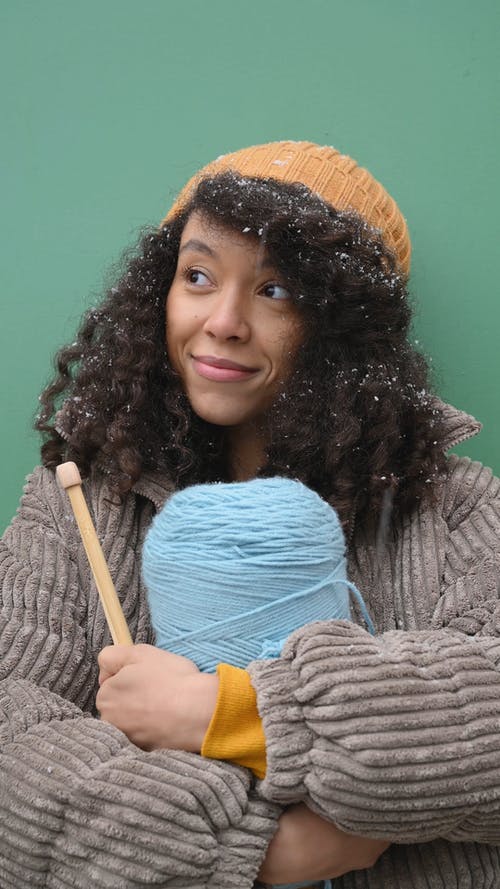 有关（顶部有小羊毛球的）羊毛帽子, 下雪, 冬季的免费素材视频