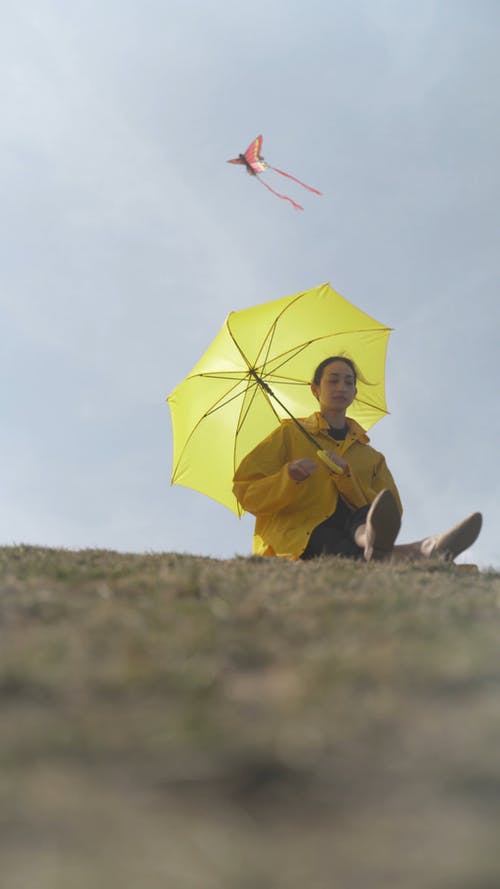 有关人, 坐, 垂直视频的免费素材视频