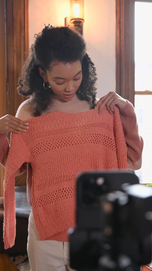 有关垂直视频, 女人, 展示的免费素材视频