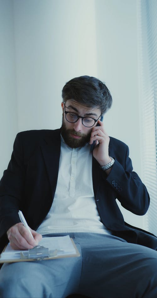 有关人, 严肃, 坐的免费素材视频