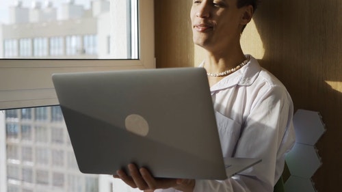 有关人,在窗户旁边,技术的免费素材视频