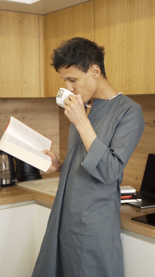 有关人,喝,垂直视频的免费素材视频