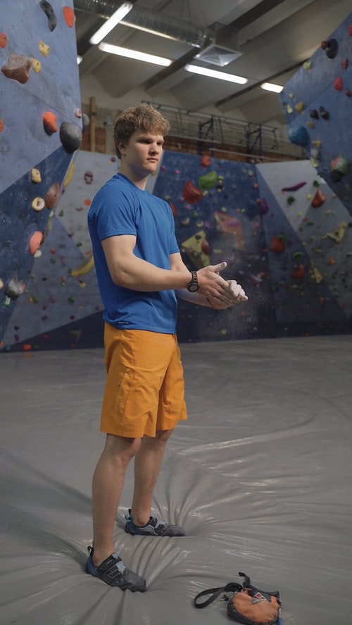 有关人,垂直视频,岩鞋的免费素材视频