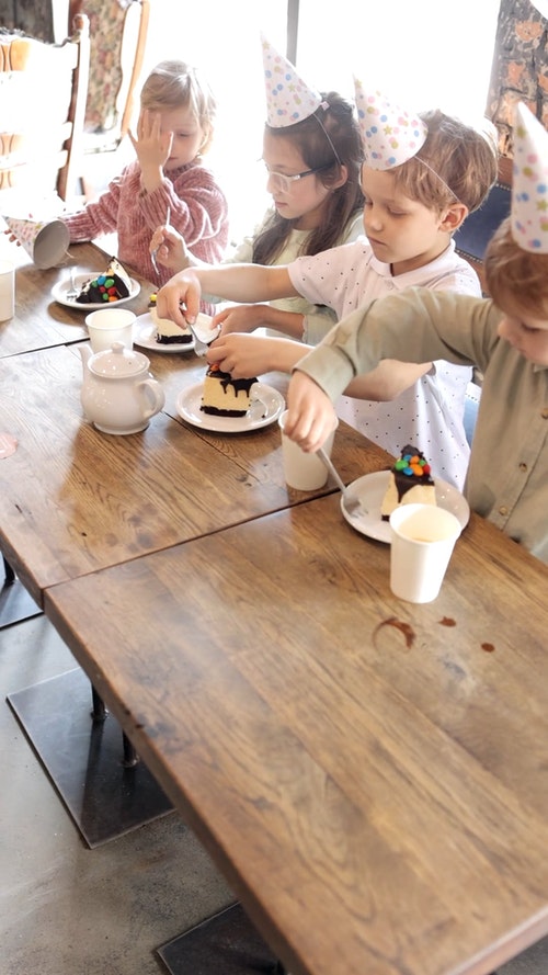 有关儿童,吃,垂直视频的免费素材视频