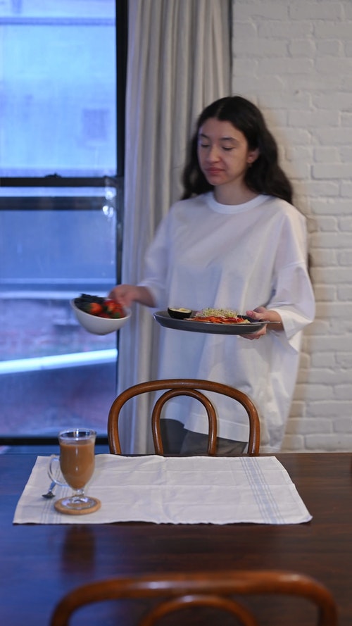 有关喝,坐,垂直视频的免费素材视频