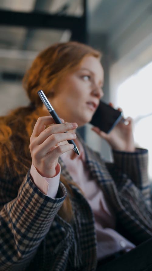 有关雇员, 原子笔, 咖啡色头发的女人的免费素材视频