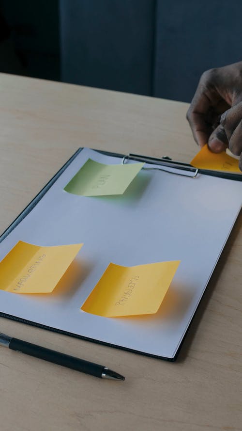 有关便利贴, 债券纸, 垂直视频的免费素材视频