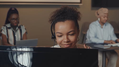 有关女性, 客服中心, 室内的免费素材视频