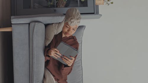 有关上网, 休闲, 修剪指甲的免费素材视频